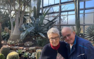Botanischer Garten Marburg Seniorin und Senior vor Kakteen im Gewächshaus