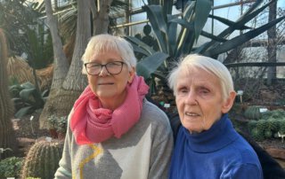 Botanischer Garten Marburg Zwei Seniorinnen stehen vor Kakteen und Agaven