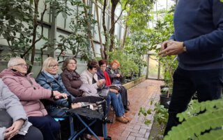 Botanischer Garten Marburg Gäste sitzen mit Rollatoren auf einem Weg im Tropenhaus