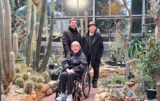 Botanischer Garten Marburg Gast im Rollstuhl mit Begleitung zwischen hohen Kakteen