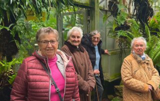 Botanischer Garten Marburg Drei Seniorinnen und ein Senior zwischen tropischen Pflanzen