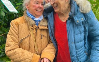 Botanischer Garten Marburg Zwei Seniorinnen lachen im Gewächshaus