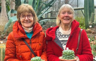 Botanischer Garten Marburg Zwei Frauen halten Sukkulenten in Töpfen