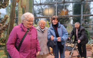 Botanischer Garten Marburg Gruppe von Seniorinnen im Kakteenhaus