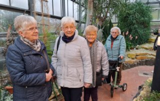 Botanischer Garten Marburg Vier Seniorinnen stehen gemeinsam im Gewächshaus