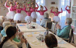 Fasching 2025 – Tanz, Musik und gute Laune Tanzgarde in Pink und Weiß tanzt vor den Gästen im TagWerk
