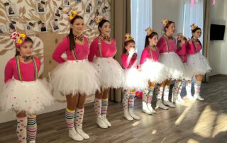 Fasching 2025 – Tanz, Musik und gute Laune Junge Tänzerinnen in pinken Kostümen stellen sich zum Auftritt auf