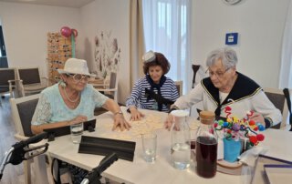 Fasching 2025 – Tanz, Musik und gute Laune Verkleidete Seniorinnen spielen am Tisch