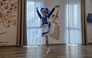 Fasching 2025 – Tanz, Musik und gute Laune Tänzerin im blau-weißen Gardekostüm tanzt