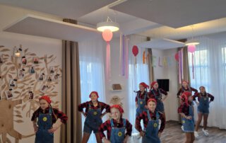 Fasching 2025 – Tanz, Musik und gute Laune Tanzgruppe in Latzhosen und roten Mützen tanzt