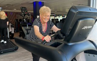 Regelmäßige Besuche im Fitnessstudio Seniorin trainiert auf dem Laufband