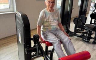 Regelmäßige Besuche im Fitnessstudio Seniorin an der Beinpresse