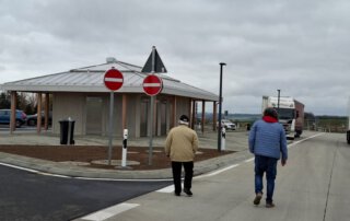 Gäste gehen über einen Rastplatz an der neuen A49