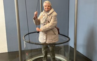 Seniorin steht in einem Ring einer Mitmach-Station