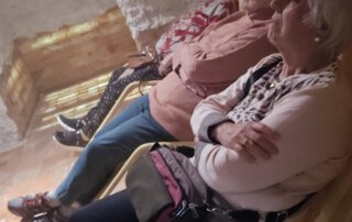 Seniorinnen ruhen mit verschränkten Armen in Liegestühlen der Salzgrotte