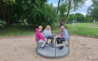 Es muss nicht immer weit sein Gäste drehen sich auf dem Karussell auf dem Spielplatz