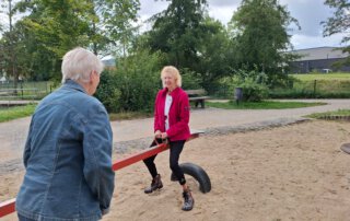 Es muss nicht immer weit sein Zwei Seniorinnen auf der Wippe