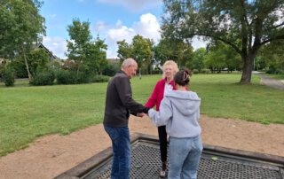 Es muss nicht immer weit sein Senior und Seniorin auf dem Trampolin im Park