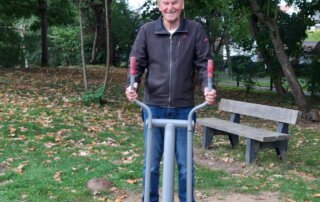 Es muss nicht immer weit sein Senior trainiert an einem Outdoor-Fitnessgerät