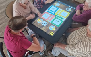 Digitalisierung zum Anfassen-Der Care Table ist da! Seniorinnen spielen gemeinsam am digitalen Care Table