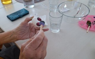 Ostereier färben mit der Kita Regenbogen Hand bemalt ein ausgeblasenes Ei
