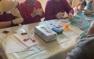 Ostereier färben mit der Kita Regenbogen Seniorinnen bemalen im Kindergarten Ostereier