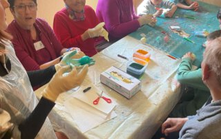 Ostereier färben mit der Kita Regenbogen Seniorinnen und Kinder bemalen Eier am gemeinsamen Tisch