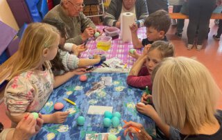Ostereier färben mit der Kita Regenbogen Kinder und Gäste färben Ostereier im Kindergarten