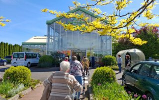 Gäste gehen zum Eingang des Garten-Centers