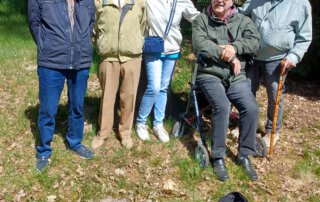 Gruppe von Senioren steht gemeinsam am Waldrand
