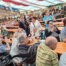 Gäste feiern im Festzelt der Neustädter Kirmes