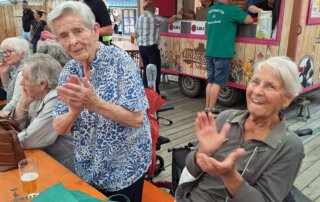 Kirmes in Neustadt – wie jedes Jahr darf das TagWerk nicht fehlen Zwei Seniorinnen klatschen im Festzelt