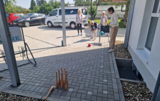 Seniorenolympiade mit Herz und jeder Menge Bewegung Kegelstation der Seniorenolympiade auf dem Hof