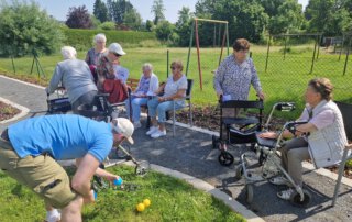 Seniorenolympiade mit Herz und jeder Menge Bewegung Gäste spielen Boccia im Garten des TagWerk