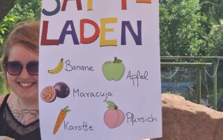 Seniorenolympiade mit Herz und jeder Menge Bewegung Schild „Saftladen“ an der Säfte-Rate-Station