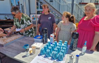 Sommer, Sonne, Gemeinschaft Mitarbeiterinnen am Getränketisch beim Sommerfest
