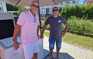 Sommer, Sonne, Gemeinschaft Zwei Helfer stehen beim Sommerfest im Garten