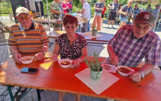 Sommer, Sonne, Gemeinschaft Gäste essen Gulasch an einem Biertisch
