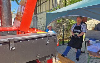 Sommer, Sonne, Gemeinschaft Helfer in Schürze an der Gulaschkanone