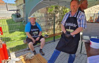 Sommer, Sonne, Gemeinschaft Zwei Helfer an der Feldküche