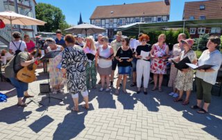 Sommer, Sonne, Gemeinschaft Chor singt beim Sommerfest