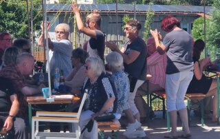 Sommer, Sonne, Gemeinschaft Gäste feiern und klatschen unter den Pavillons