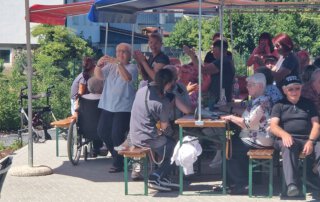 Sommer, Sonne, Gemeinschaft Gäste feiern gemeinsam unter den Pavillons