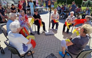 Sommer, Sonne, Gemeinschaft Gäste zeigen eine Darbietung mit bunten Tüchern
