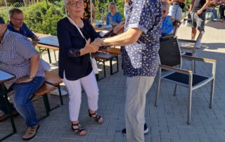 Sommer, Sonne, Gemeinschaft Seniorin und Senior tanzen beim Sommerfest