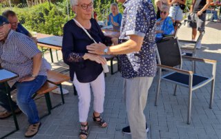Sommer, Sonne, Gemeinschaft Paar tanzt auf dem Hof