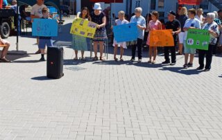 Sommer, Sonne, Gemeinschaft Schülerinnen und Schüler halten bunte Schilder