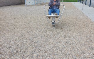 Gast trainiert an einem Fitnessgerät vor der Kletterwand