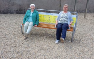Zwei Seniorinnen sitzen auf einer Bank im Waldstadion