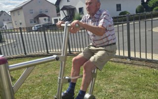 Senior trainiert an einem Outdoor-Fitnessgerät in Momberg